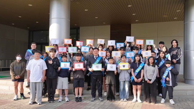 ▲ 이날 참여위원들은 '지구의 날'을 맞아 청소년수련관 일대에서 환경정화 활동을 진행했다. ⓒ춘천시