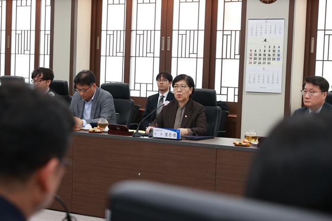 ▲ 영월군이 22일 군청 2층 상황실에서 보건복지부와 함께 '의료·요양 통합돌봄 현장 간담회'를 개최했다. ⓒ영월군