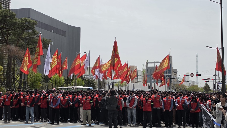 ▲ 삼성바이오로직스 노조가 지난 22일 인천 송도 바이오캠퍼스 1게이트 앞에서 집회를 열고 있다. ⓒ조희연 기자