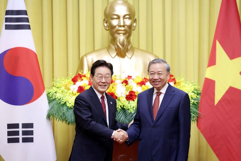 ▲ 이재명 대통령과 또 럼 베트남 당 서기장 겸 국가주석이 22일(현지시간) 하노이 주석궁에서 한-베트남 공동언론발표 마친 뒤 악수하고 있다. ⓒ뉴시스