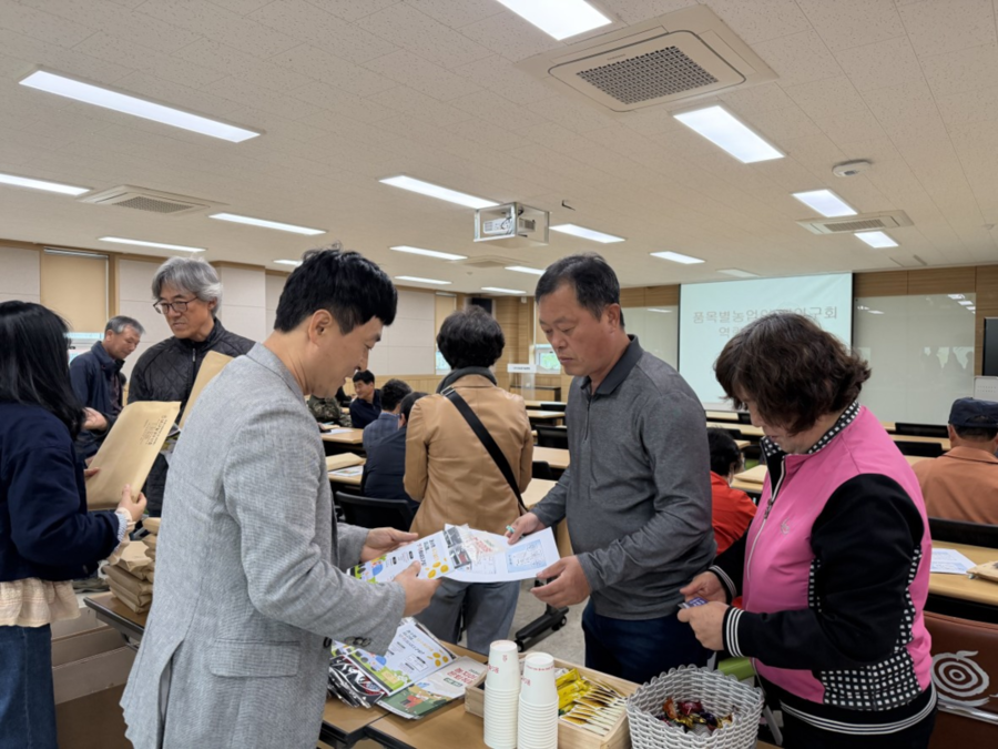 ▲ 한국농어촌공사 직원이 과수농가에게 농지은행사업 리플렛을 전달하고 있다.ⓒ한국농어촌공사 나주지사 제공