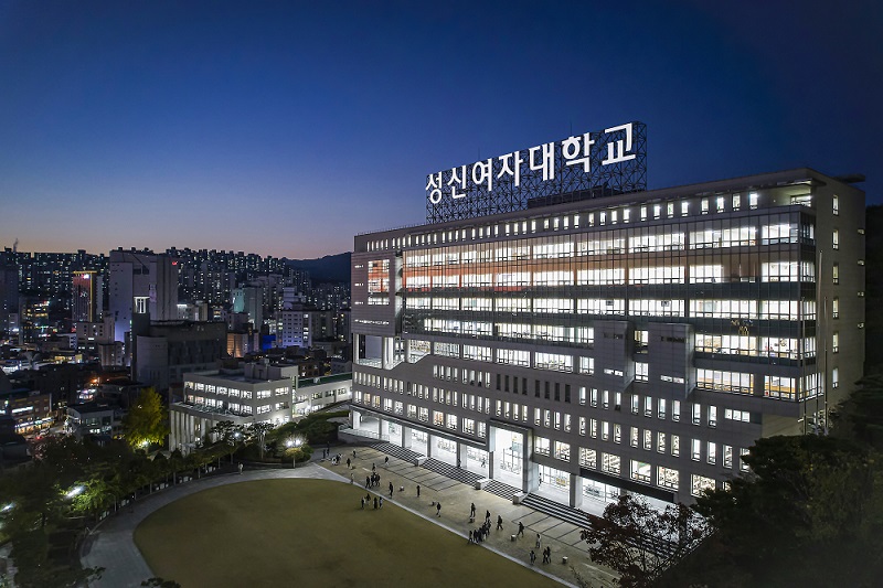 ▲ 성신여자대학교 전경. 우측 하단은 이성근 총장.ⓒ성신여대