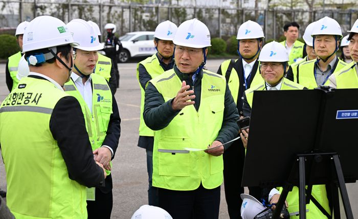 ▲ 유정복(가운데) 인천시장이 22일 인천항 내항 5부두에서 자동차 수출현황 등을 점검하고 있다.ⓒ인천시 제공