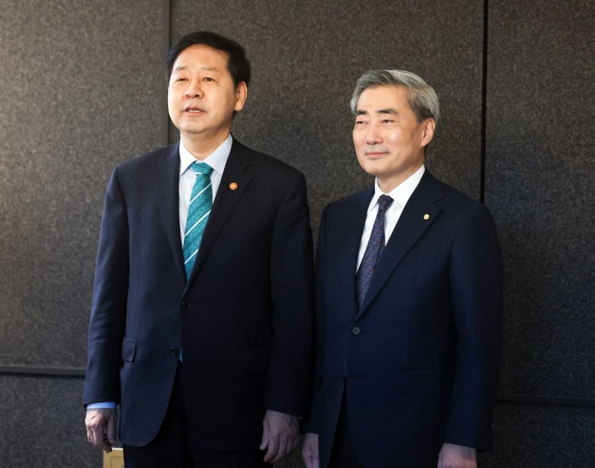 ▲ 구윤철(왼쪽) 부총리 겸 재정경제부 장관과 신현송 한국은행 총재가 23일 서울 중구 은행회관 뱅커스클럽에서 열린 조찬회동에 입장해 포즈를 취하고 있다. ⓒ뉴시스