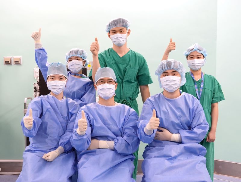 ▲ 충청권 최초 ‘피부암 모즈수술 1000례’를 달성한 박병철(앞줄 가운데) 교수를 중심으로 구성된 단국대병원  피부외과팀.ⓒ단국대병원