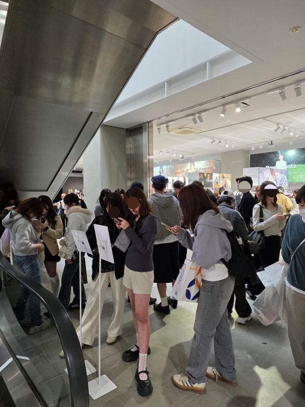 ▲ 하루 평균 방문객은 4000명 수준이며, 주말에는 5000명 이상이 몰린다. 방문객의 70%가 Z세대로 집계됐다. 사진은 17일 오후 1시 반경 팝업에 몰린 방문객들. ⓒ최신혜 기자