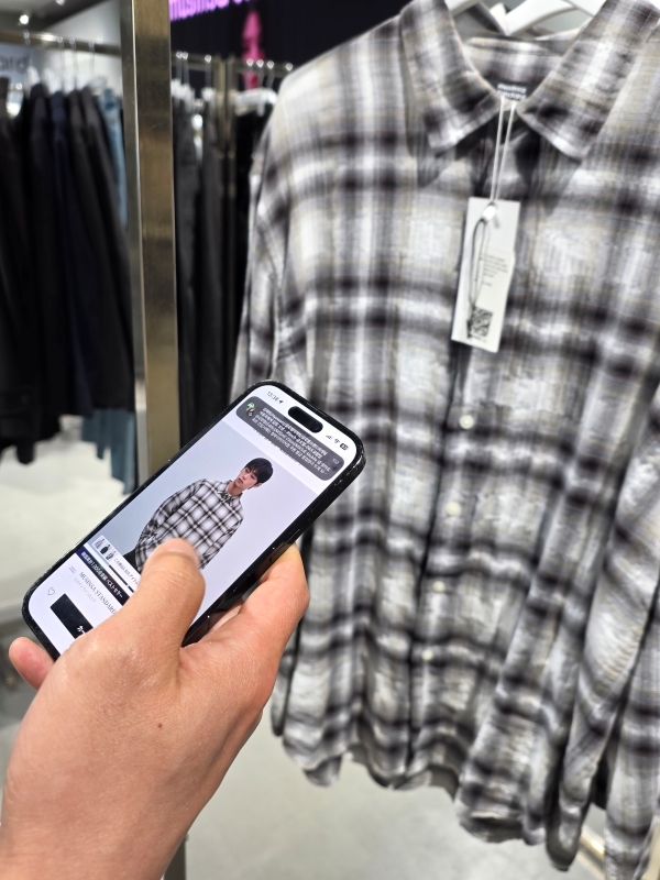 ▲ 팝업은 전시형 구조로, 제품 QR코드를 통해 무신사 글로벌 스토어에서 구매하는 방식이다. ⓒ최신혜 기자