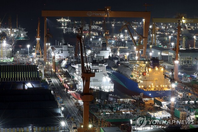 ▲ 거제도 조선소 야경ⓒ연합뉴스