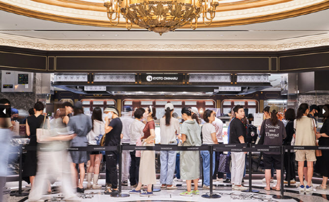 ▲ 신세계백화점 강남점 스위트파크 내 오니기리 전문점 '교토 오니마루' 매장에 고객들이 줄을 서 대기하고 있다. ⓒ신세계백화점