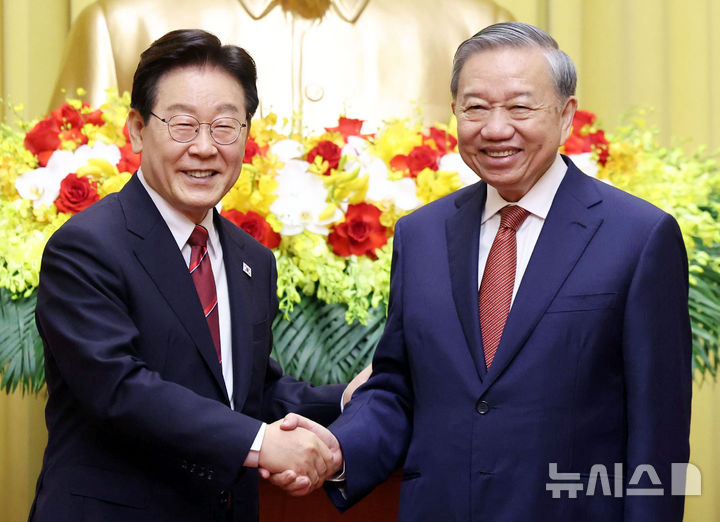 ▲ 이재명 대통령과 또 럼 베트남 당 서기장 겸 국가주석이 22일(현지 시간) 하노이 주석궁에서 한-베트남 공동언론발표 마친 뒤 악수하고 있다. ⓒ뉴시스