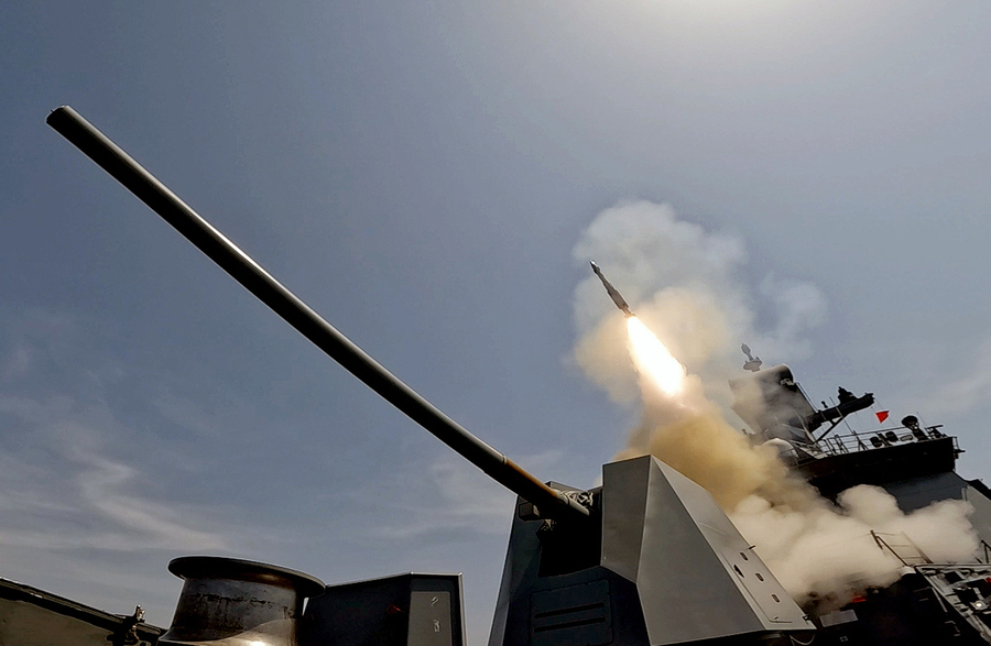 ▲ 해군 함정에서 함대공 미사일 해궁이 발사되고 있다. ⓒLIG D&A