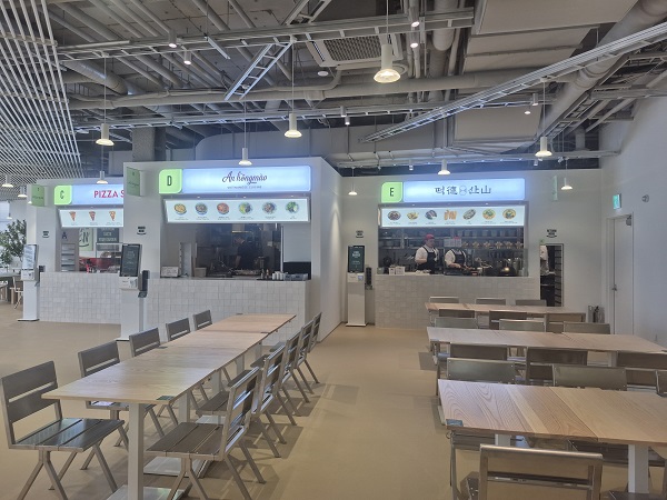 ▲ 무신사 메가스토어 성수 4층에 위치한 푸드코트 ⓒ김보라 기자