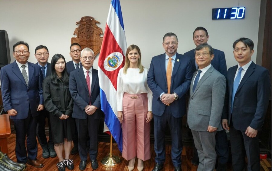 ▲ 김웅기 글로벌세아그룹 회장이 코스타리카 현직 대통령 및 당선인과 회동했다. ⓒ글로벌세아
