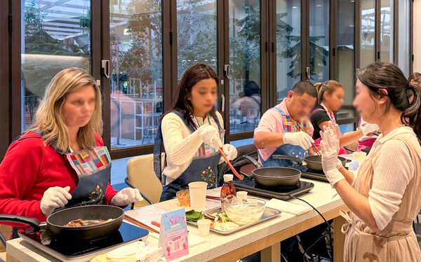 ▲ 외국인환승객들이 쿠킹클래스에 참여하고 있다. ⓒ현대백화점