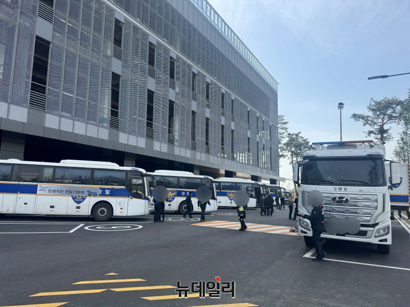 ▲ 23일 오전 삼성전자 평택캠퍼스 사무3동 주차장에 기동대 등 경찰이 집경 중이다. ⓒ임찬웅 기자.