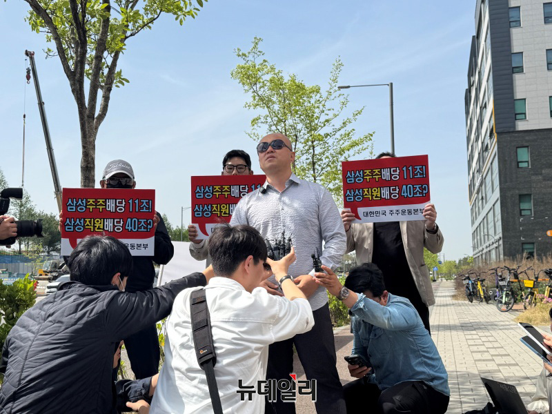 ▲ 23일 오전 노조의 결의대회 현장 맞은편 고덕 국제대로 인근 '대한민국 주주운동본부 기자회견'에서 민경권 한국의료헙회 IT스타트 대표가 발언하고 있다. ⓒ임찬웅 기자
