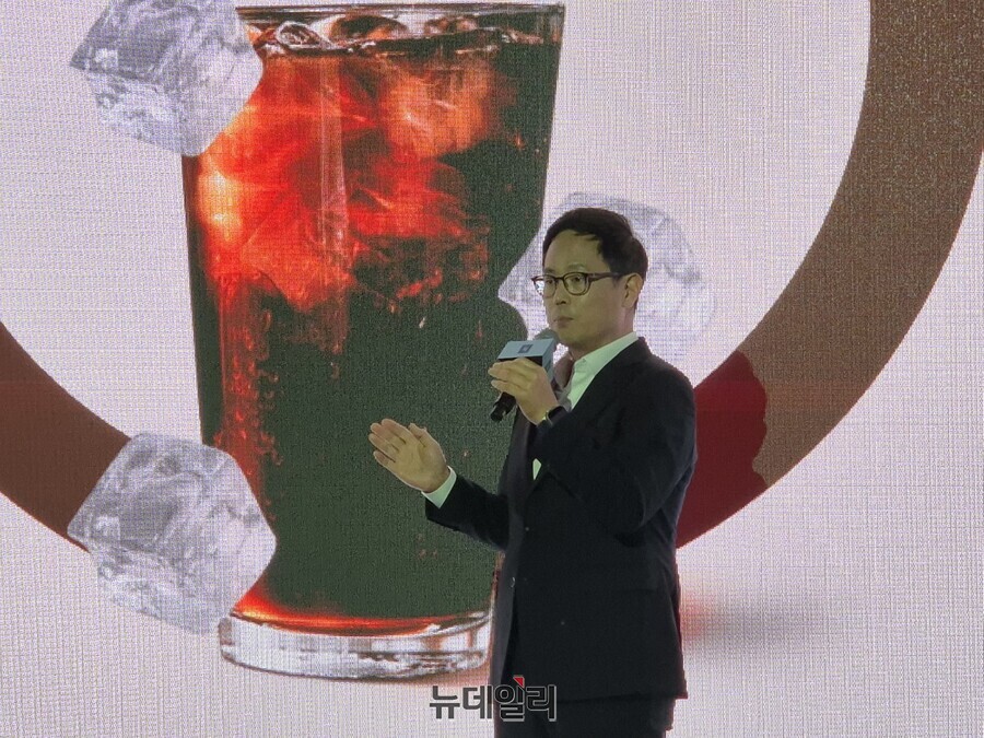▲ 서울 성수동에서 열린 버츄오 월드 미디어데이에서 박성용 네스프레소 코리아 대표이사가 발표하고 있다.ⓒ조현우 기자