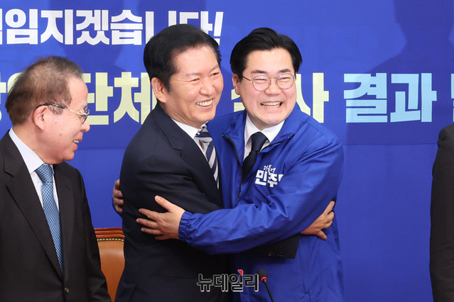 ▲ 정청래 더불어민주당 대표가 지난달 4일 국회에서 열린 제9회 지방선거 광역단체장 심사 결과 발표에서 인천시장 후보 공천이 확정된 박찬대 의원과 포옹을 하는 모습. ⓒ이종현 기자