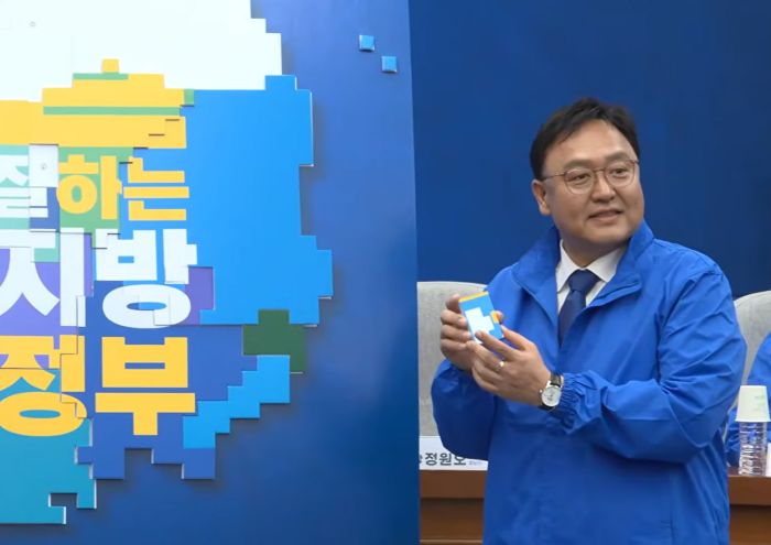 ▲ 퍼포먼스에서 세종시 퍼즐을 맞춘 조상호 세종시장 예비후보.ⓒ선거 캠프