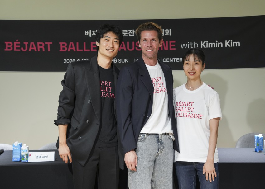 ▲ 김기민(왼쪽부터) 무용수, 줄리앙 파브로 BBL 예술감독, 이민경 무용수.ⓒ인아츠프로덕션