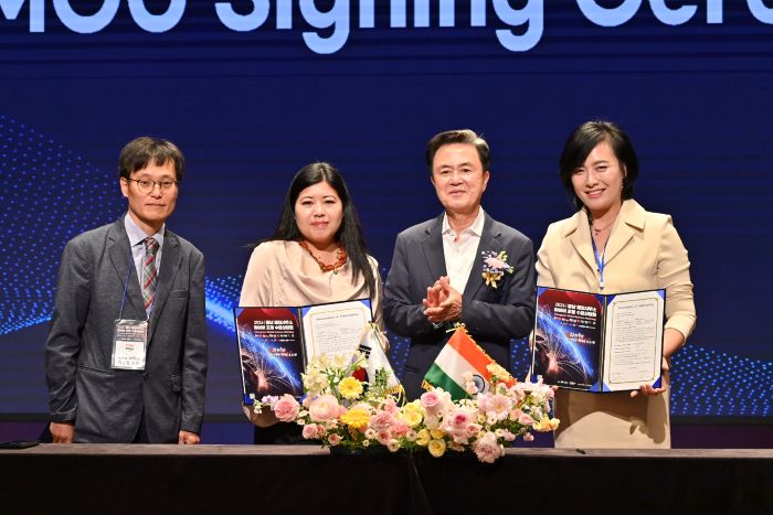 ▲ 김테흠 충남도지사(왼쪽 세 번째)가 ‘2026 해외사무소 바이어 초청 수출 상담회’에서 협약 체결 후 기념촬영을 하고 있다.ⓒ충남도