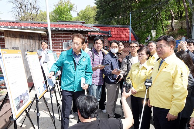 ▲ 윤호중 행정안전부 장관이 23일 오전 서울 강북구 인수천을 찾아 불법 시설물을 점검하고 있다. (사진=행안부) ⓒ전성무 기자