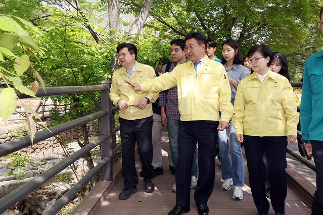 ▲ 윤호중 행정안전부 장관이 23일 오전 서울 강북구 인수천을 찾아 불법 시설물을 점검하고 있다. (사진=행안부) ⓒ전성무 기자