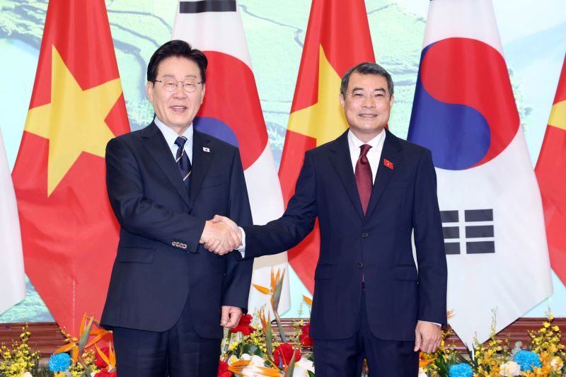 ▲ 이재명 대통령과 레 밍 흥 베트남 총리가 23일(현지시각) 하노이 총리실에서 기념 촬영을 하고 있다. ⓒ뉴시스