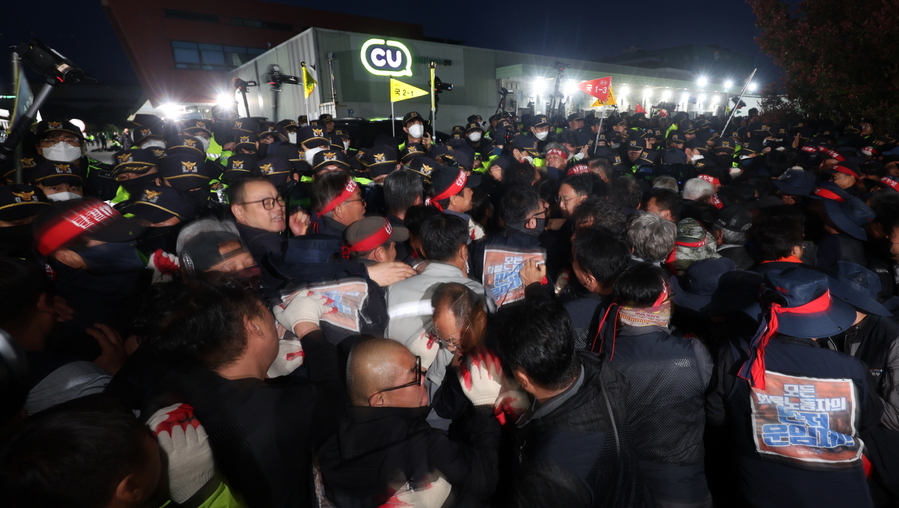 ▲ 지난 20일 경남 진주시 BGF로지스 진주센터에서 화물연대 관계자들이 경찰과 대치하는 모습. ⓒ연합뉴스