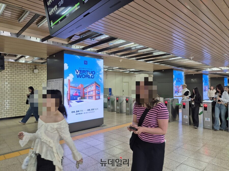 ▲ 지하철 2호선 성수역 역내에서도 버츄오 월드 팝업에 대한 내용을 확인할 수 있다.ⓒ조현우 기자