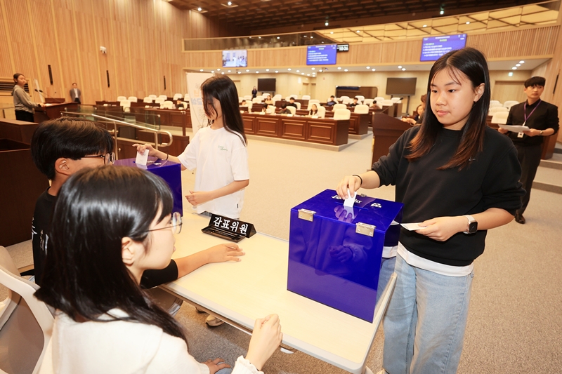 ▲ 금천초등학교 학생들이 23일 충북도의회 본회의장에서 '제132회 청소년 의회교실'을 체험하고 있다. ⓒ충북도의회
