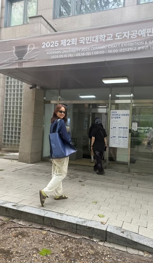 ▲ 지난해 열린 국민대 도자공예판매전을 찾은 이효리. 이효리는 국민대 연극영화과 98학번이다.ⓒ이효리 인스타그램