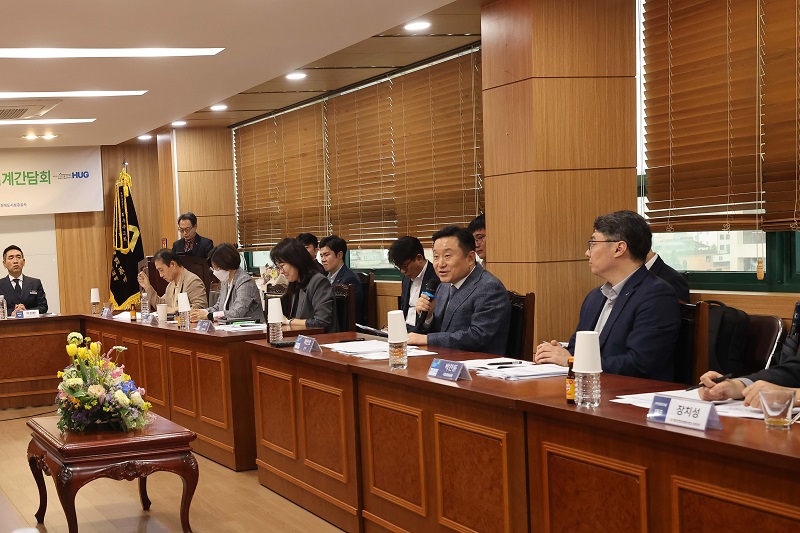 ▲ HUG 최인호 사장(오른쪽에서 두 번째)이 간담회에서 발언하고 있다.ⓒHUG