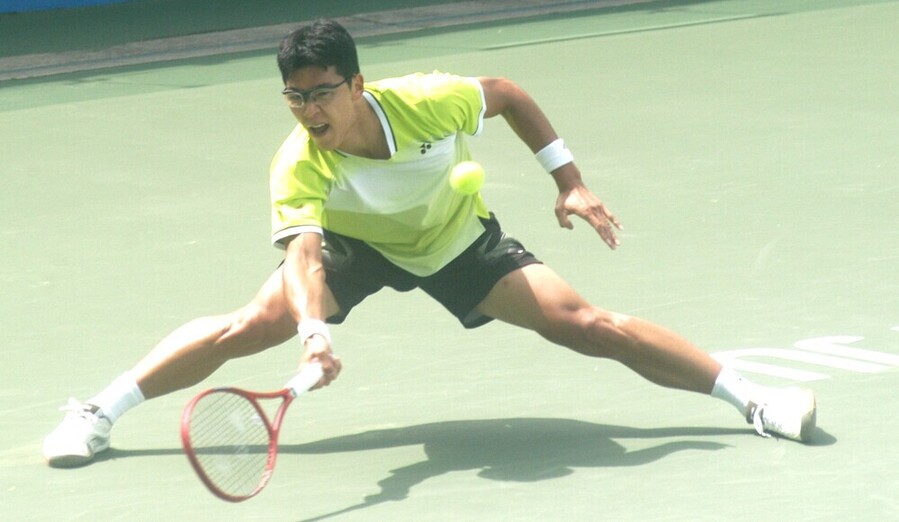 ▲ 정현선수가 23일 광주광역시 진월국제테니스장 센터코트에서 열린 2026 광주오픈 국제남자 챌린저 투어 테니스대회 본선 남자 16강전에서 클레망 치드크와 경기하고 있다.ⓒ광주테니스협회 제공