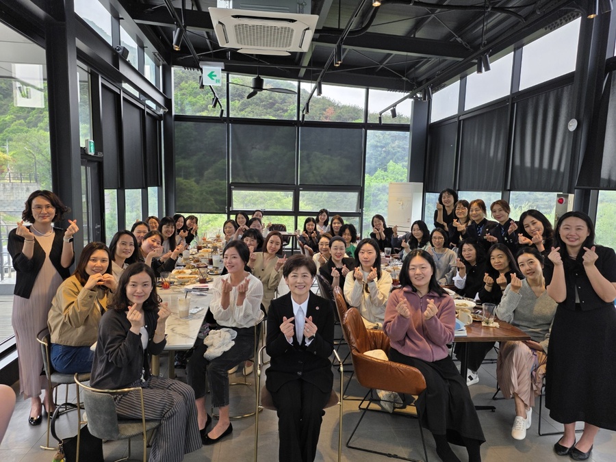 ▲ 강은희 대구시교육감 예비후보가 23일 대구 달성군 현풍읍에서 학부모 연구 모임인 ‘IB 미래교육연구회’와 간담회를 열고 현장의 목소리를 청취했다.ⓒ강은희 예비후보실