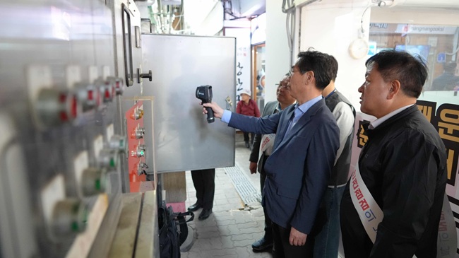 ▲ 강원 춘천시가 23일 춘천소방서, 한국전기안전공사, 강원도시가스 등 11개 기관·단체 80여 명이 참여한 가운데 중앙시장 일원에서 '2026년 집중안전점검의 날' 합동 캠페인을 실시했다. ⓒ춘천시