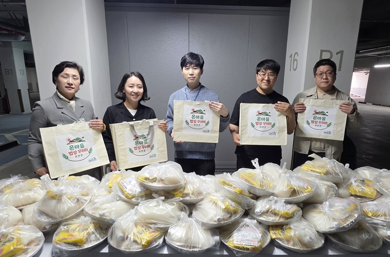 ▲ 충북 괴산군이 취약계층 가정에 배달하는 '온마을 밥상 꾸러미'. ⓒ괴산군