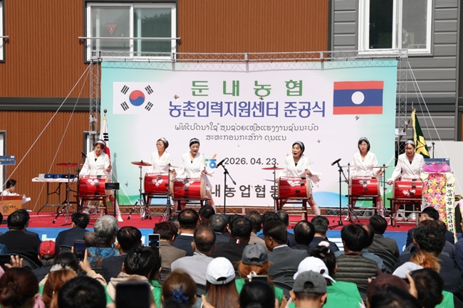 ▲ 횡성군과 둔내농협이 23일 외국인 근로자의 주거 안정을 돕고 농가 인력난의 근본적인 해결책을 마련하기 위해 추진해 온 '공공형 계절근로자 전용 숙소'를 준공했다. ⓒ횡성군