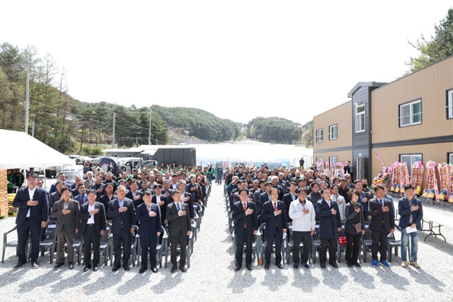 ▲ 횡성군과 둔내농협이 23일 외국인 근로자의 주거 안정을 돕고 농가 인력난의 근본적인 해결책을 마련하기 위해 추진해 온 '공공형 계절근로자 전용 숙소'를 준공했다. ⓒ횡성군