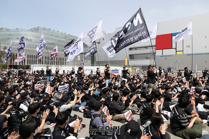 ▲ 삼성전자 노동조합 공동투쟁본부 조합원들이 23일 오후 경기 평택시 삼성전자 평택캠퍼스 앞에서 대규모 투쟁 결의대회를 열고 구호를 외치고 있다. ⓒ서성진 기자