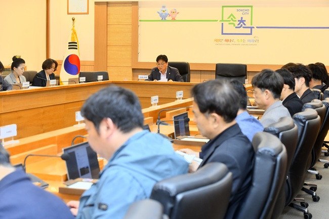 ▲ 강원 속초시가 23일 시청 디지털상황실에서 배상요 속초시장 권한대행 부시장 주재로 '2027년 국·도비 예산확보 추진 상황 보고회'를 개최했다. 시는 개청 이래 최대 규모인 2300억 원의 예산확보를 목표로 행정력을 집중한다. ⓒ속초시