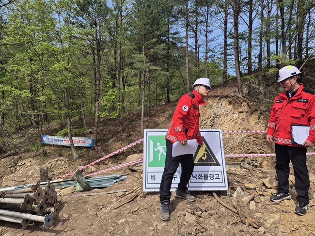 ▲ 최수천 동부지방산림청장이 안전수칙준수 여부를 확인하고 있다.ⓒ동부지방산림청