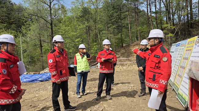 ▲ 최수천 동부지방산림청장(사진 맨 오른쪽)이 안전수칙준수 여부를 확인하고 있다.ⓒ동부지방산림청