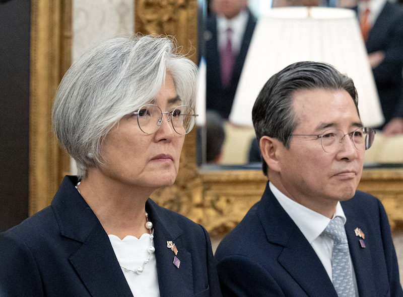 ▲ 지난해 8월 25일(현지시각) 당시 내정자 신분이던 강경화 주미대사가 미국 워싱턴DC 백악관에서 열린 한미 정상회담에 김용범 청와대정책실장과 참석한 모습. ⓒ뉴시스