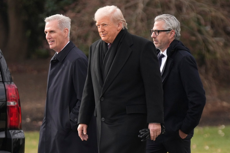 ▲ 지난해 12월 17일 미국 워싱턴 백악관 남쪽 정원에서 도널드 트럼프 미국 대통령(오른쪽)이 케빈 매카시 전 하원의장(왼쪽), 케이시 와서먼 LA 2028 올림픽 조직위원장과 함께 마린원 헬기에 탑승하기 위해 이동하는 모습. ⓒAP·뉴시스