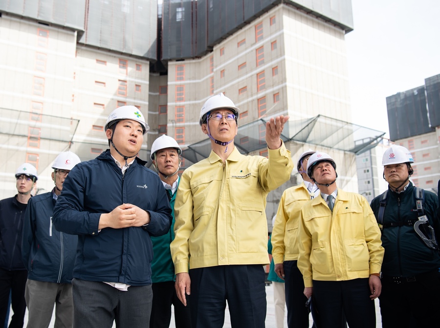 ▲ 경북도는 23일 안동시 용상동 코오롱하늘채 건설현장에서 황명석 도지사 권한대행을 단장으로 안전·건축·소방 분야 전문가와 유관기관이 참여한 민관합동 안전점검을 실시했다.ⓒ경북도