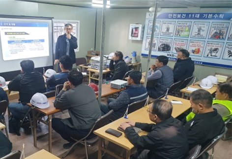 ▲ 충북개발공사가 공사현장 재해 ZER0를 목표로 근로자 작업중지 요청제 순회교육을 실시하고 있다.ⓒ충북개발공사 제공