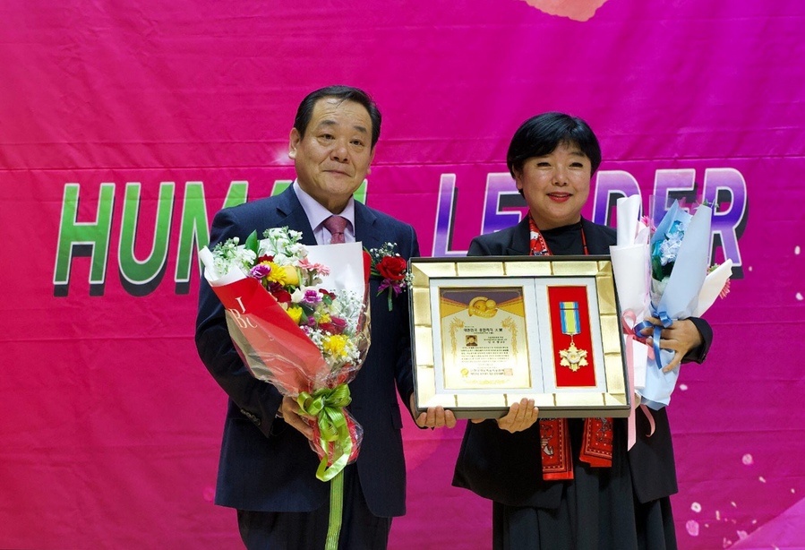 ▲ 대구사이버대 미술치료학과장 임지향 교수는 지난 11일 ‘2026 대한민국 휴먼리더 대상’ 시상식에서 수련감독관 부문 대상을 수상했다(오른쪽 대구사이버대학교 미술치료학과장 임지향 교수).ⓒ 대구사이버대