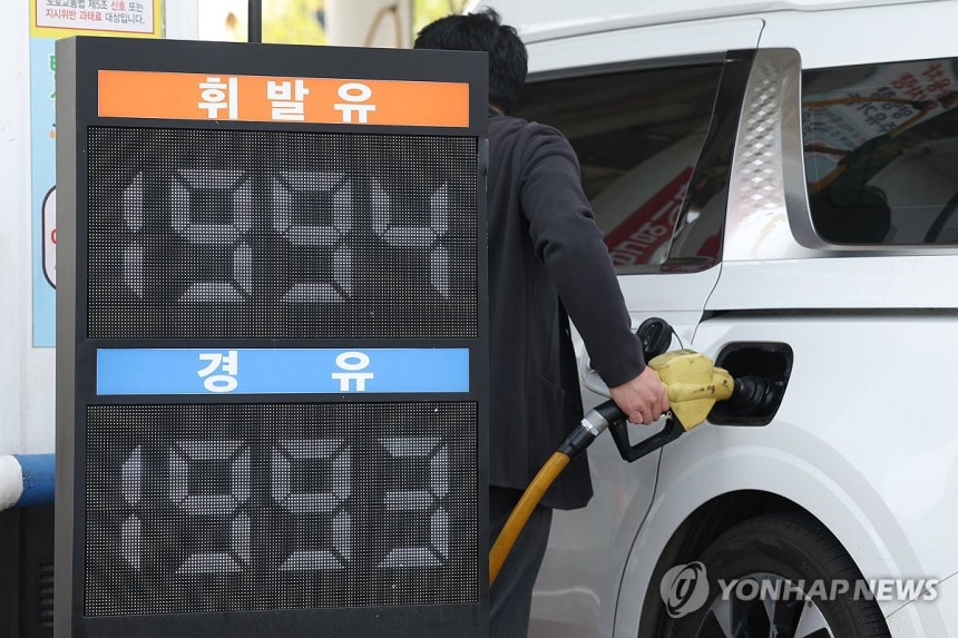 ▲ 4차 석유 최고가격제 발표를 앞둔 23일 서울의 한 주유소에서 운전자들이 주유를 하고 있다. ⓒ연합뉴스
