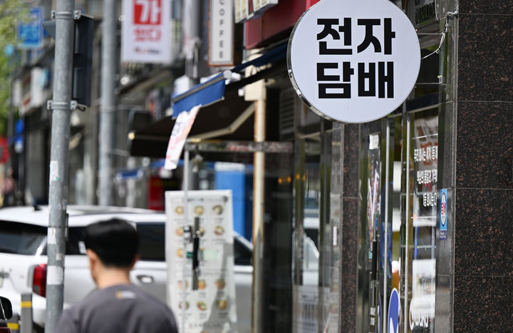 ▲ 한 시민이 광주 광산구 전자담배 판매업소 앞을 지나가고 있다.ⓒ뉴시스